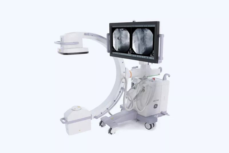 Arco en C GE HealthCare OEC One CFD con monitor integrado